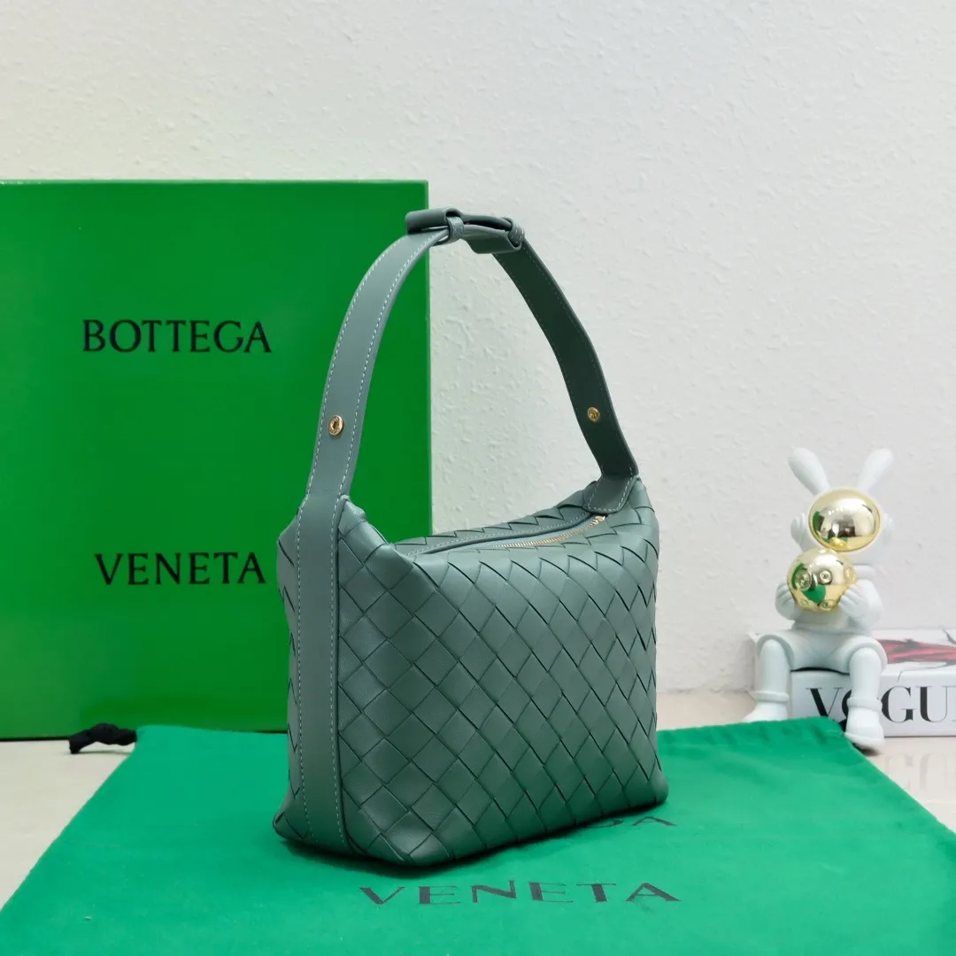 Batch 1360 #BvWallace Shoulder Lunch Bag 🔥 A lunch box bag that you can just grab and go. It is made of classic intrecciato weaving technology and reflects the craftsmanship of Bottega. The entire bag is made of top-grade happa lambskin. It is very soft and lightweight. The small bag shape is cute and exquisite. The interior capacity is also very large and can be carried under the arm. It is quite practical! The bottom of the bag is made of gold metal to prevent wear and tear. The details are really good! Choose this elegant commuting bag for Zaoba people~ Size: 22x13x9.5, model number; 7748#